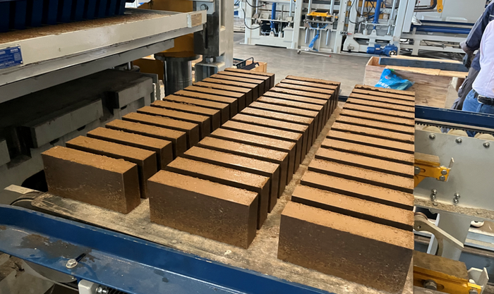 ZN1500 全自動レンガ製造機が中国東部のクライアントの汚泥資源活用を支援